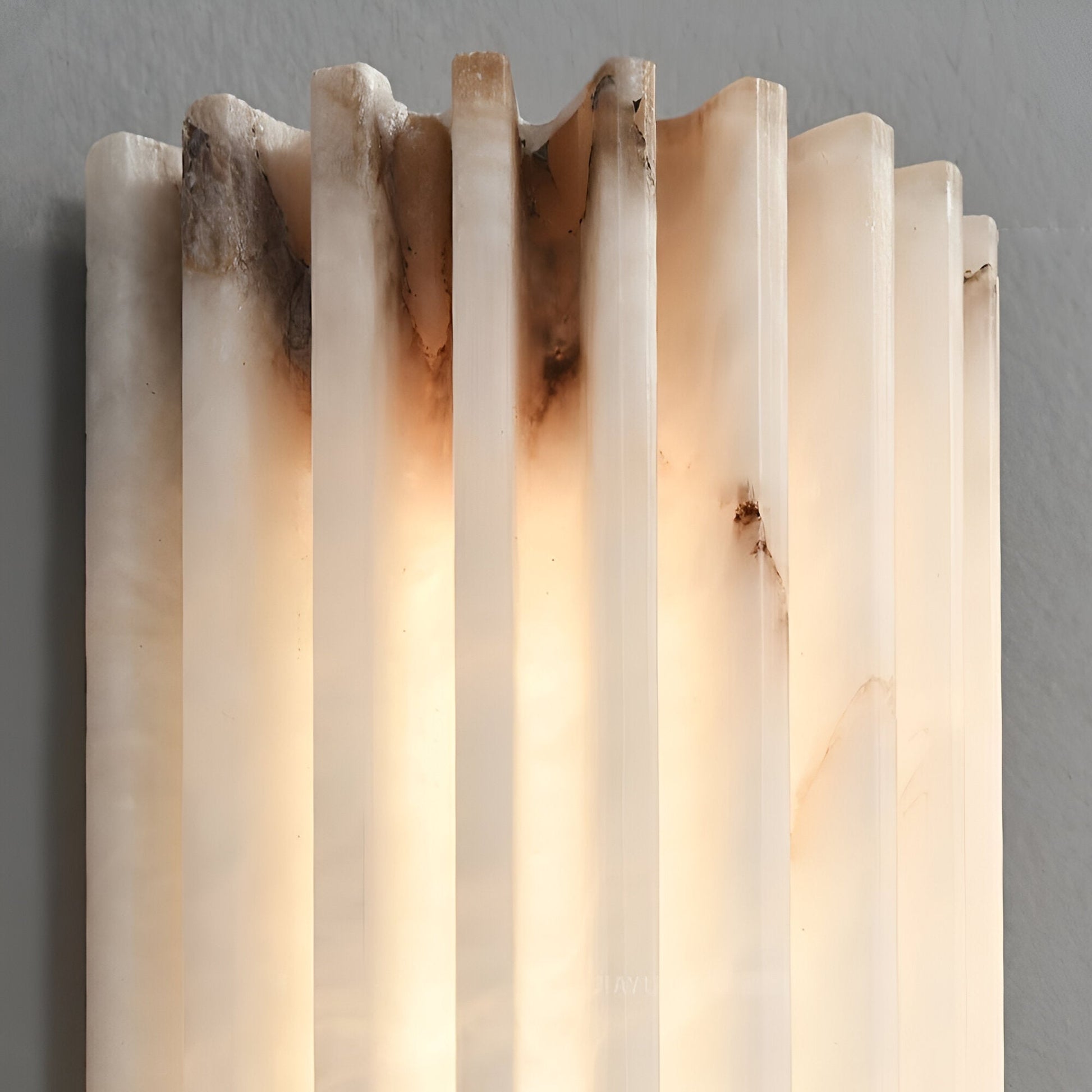 Casa Lumière Geribbelde Alabaster Wandlamp - Warme Natuursteen Wandverlichting