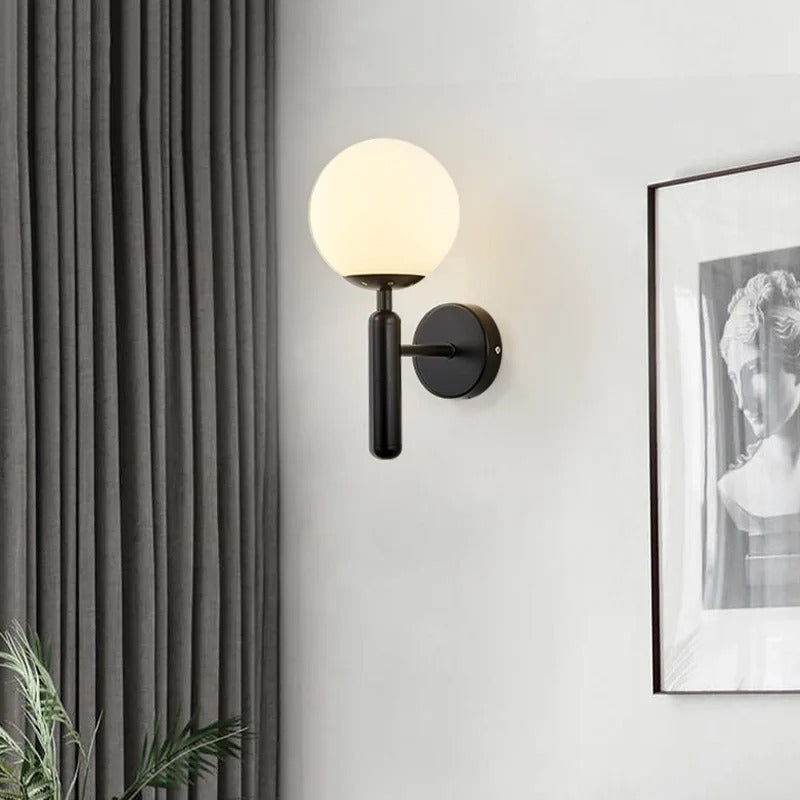 Casa Lumière Glazen Wandlamp - Ronde Bol & Metalen Arm