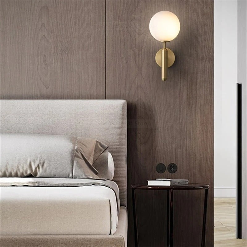 Casa Lumière Glazen Wandlamp - Ronde Bol & Metalen Arm