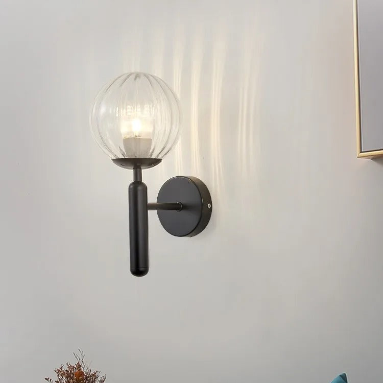 Casa Lumière Glazen Wandlamp - Ronde Bol & Metalen Arm
