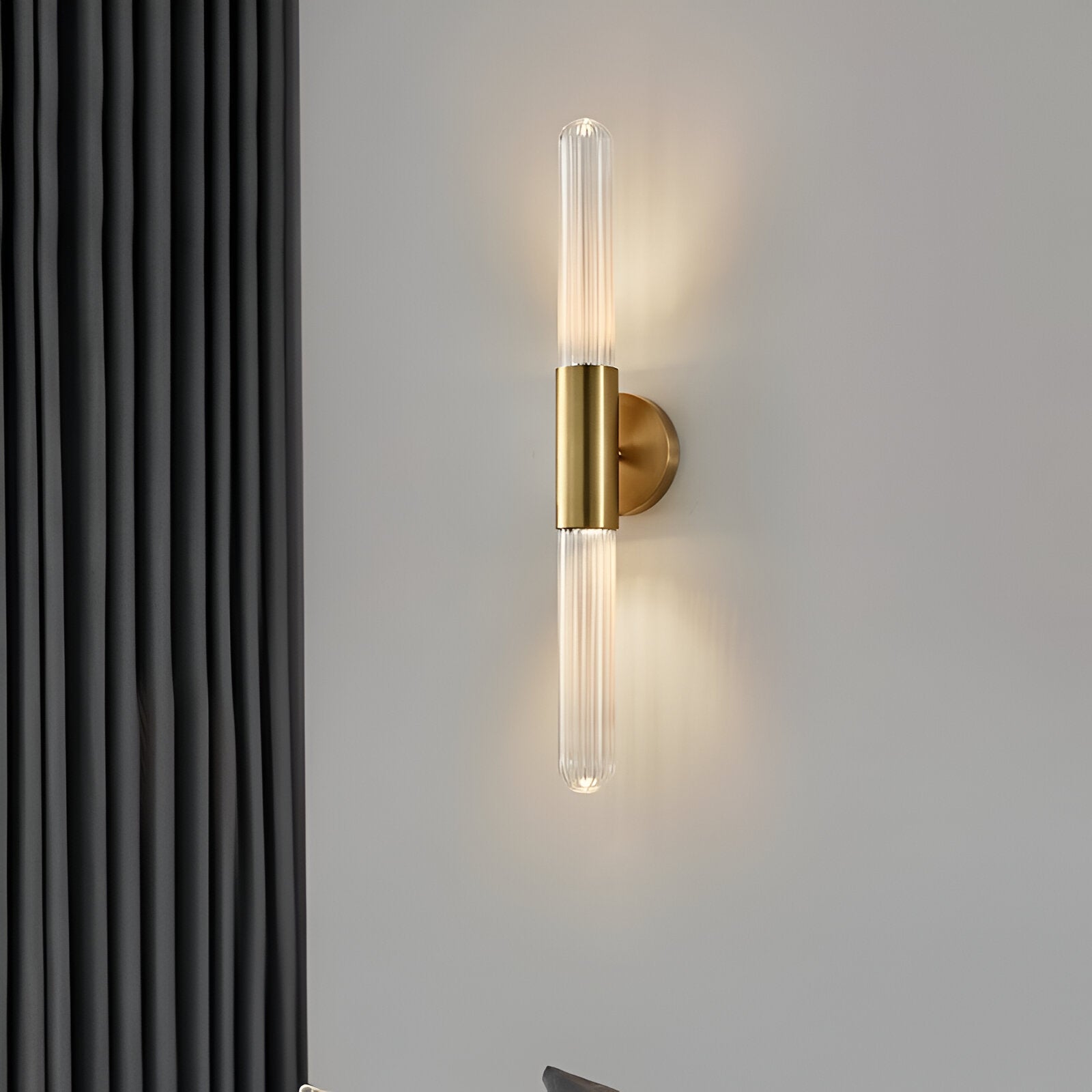 Casa Lumière Luxe Nordic Wandlamp - Geribbeld Glas & Metalen Houder